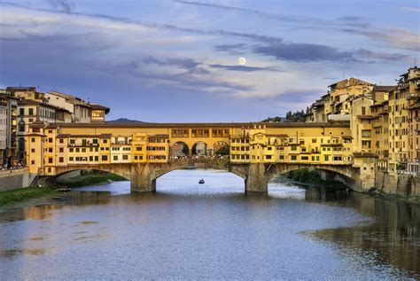 Ponte Vecchio'nin Gizemli Güzelliğini Keşfedin: Floransa'nın Tarihi ve Romantik Köprüsü!