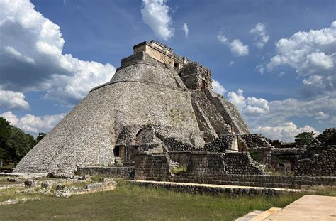 El Castillo de Uxmal! Gizemli Mayalar'ın Mirası ve Muhteşem Bir Mimari Şöleni