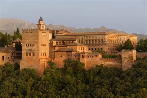 Granada'ın Muhteşem Görünümüne Sahip Alhambra Sarayı: Tarihin ve Mimari Dehasının Uyumu!