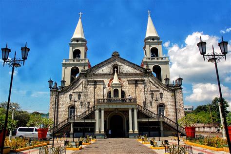  Jaro Metropolitan Cathedral Şehri Işıltılı Bir İbadet Yeri!