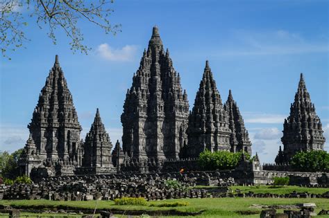 Prambanan Tapınağı: Eski Çağlardan Gelen Muhteşem Bir Hindu Mimari Harikası!