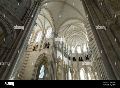 Vézelay Bazilikası: Tarihin ve İnancın Buluştuğu Muhteşem Bir Mimari Harika!